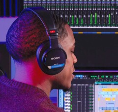 Sony presenta le cuffie professionali MDR-M1 con risposta in frequenza ultra-ampia per l'utilizzo nella registrazione audio, nel mixaggio e nel mastering. (Fonte: Sony)