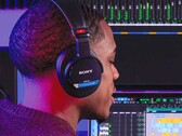 Sony presenta le cuffie professionali MDR-M1 con risposta in frequenza ultra-ampia per l'utilizzo nella registrazione audio, nel mixaggio e nel mastering. (Fonte: Sony)