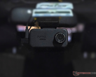 La dashcam 70Mai A810 Lite montata sul parabrezza di un'auto.