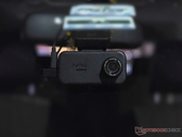 La dashcam 70Mai A810 Lite montata sul parabrezza di un'auto.