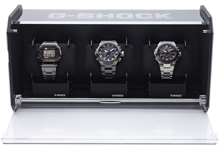 La vetrina G-Shock in acciaio contiene tre orologi, con una parte superiore traslucida per la ricarica solare. (Fonte: Casio)