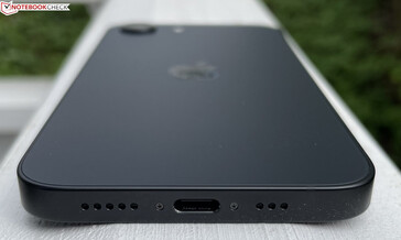 In basso: microfoni, USB-C 2.0, altoparlante (fonte immagine: Manuel Masiero)