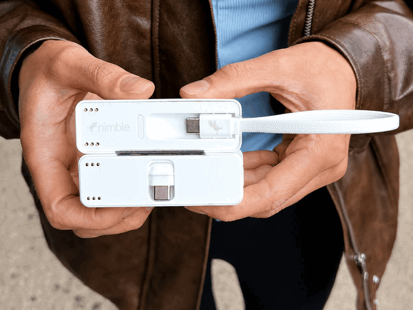 Il caricabatterie portatile Sharepower è dotato di un cavo integrato e di un connettore USB-C pieghevole.