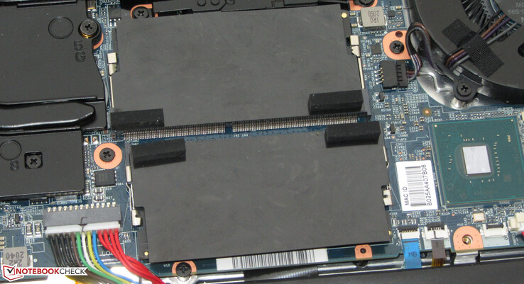 La memoria di lavoro (DDR4-3200, 2x 8 GB, max. 64 GB) funziona in modalità dual-channel.