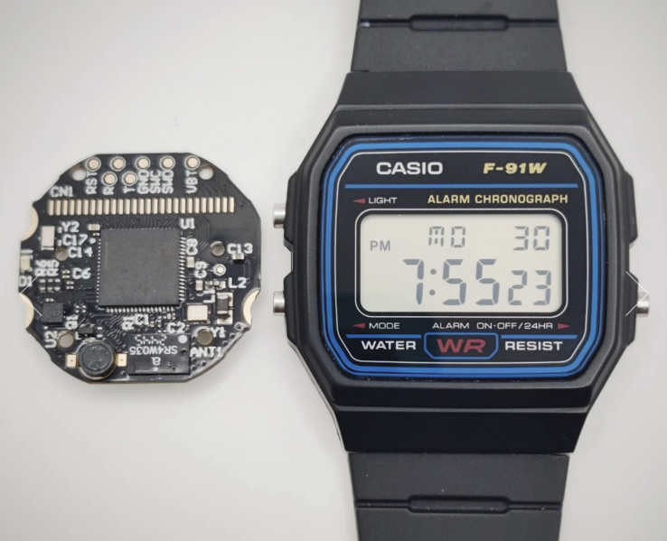 Il PCB Ollee accanto al Casio F-91W. (Fonte: OlleeWatch)