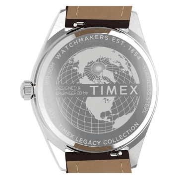 Vista posteriore del Timex Legacy Day and Date, che mostra il fondello in acciaio inossidabile con un globo inciso, il marchio Timex e il cinturino in pelle marrone.