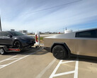 Cybertruck traina un'altra Tesla in un test di autonomia (immagine: VoyageATX/YT)
