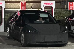 Una Tesla Model 3 Highland mascherata è stata avvistata in carica con un design unico e angolare delle ruote. (Fonte immagine: Reddit)