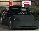 Una Tesla Model 3 Highland mascherata è stata avvistata in carica con un design unico e angolare delle ruote. (Fonte immagine: Reddit)
