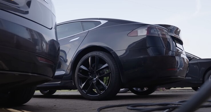 A parte i danni estetici all'esterno, l'auto ha resistito molto bene senza richiedere alcun intervento. (Fonte: AutoTrader UK)