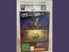 Una console New Nintendo 3DS XL Majora's Mask Limited Edition classificata 85+ e sigillata in una custodia in acrilico (fonte: r/consoles)