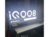 Un presunto poster di iQOO 8. (Fonte: WHYLAB via Weibo)