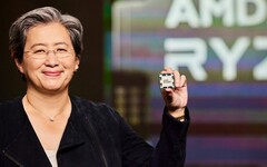 Il CEO di AMD Lisa Su mostra un processore Ryzen. Il suo pacchetto retributivo 2025 è stato aumentato a 33 milioni di dollari. (Fonte: AMD)