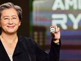 Il CEO di AMD Lisa Su mostra un processore Ryzen. Il suo pacchetto retributivo 2025 è stato aumentato a 33 milioni di dollari. (Fonte: AMD)
