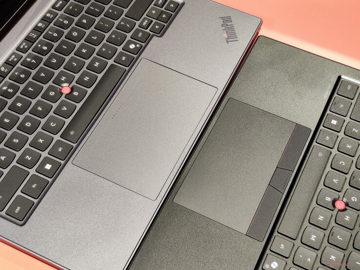 Nuovo touchpad aptico, mostrato qui su X1 2-in-1 Gen 11, rispetto all'opzione meccanica su X1 Carbon Gen 14 (fonte immagine: Benjamin Herzig)