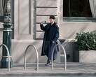 Una foto che circola online mostra un uomo somigliante a Jay Chou con in mano un telefono vivo non ancora lanciato sul mercato, probabilmente l’X500 Pro Max