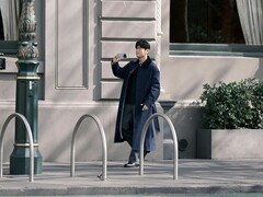 Una foto che circola online mostra un uomo somigliante a Jay Chou con in mano un telefono vivo non ancora lanciato sul mercato, probabilmente l’X500 Pro Max