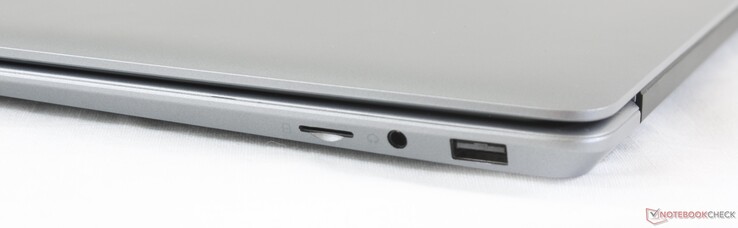 A destra: MicroSD reader, jack cuffie da 3.5 mm, USB 2.0