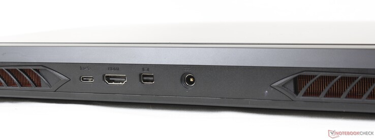 Posteriore: USB-C 3.2 Gen. 2 con DisplayPort 1.4, HDMI 2.0, Mini DisplayPort 1.4, adattatore AC
