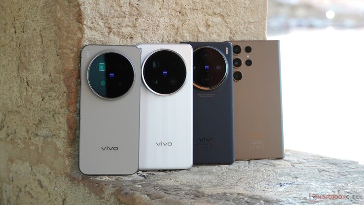 I quattro candidati al test nella mia borsa da viaggio durante il viaggio a Cipro e Malta: tre ammiraglie Vivo e un'ammiraglia Samsung di tre anni fa.