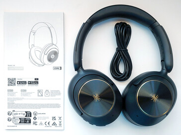 Il contenuto della confezione include le cuffie Focus A6, il cavo audio/carica USB-C e il manuale d'uso. (Fonte: Notebookcheck)