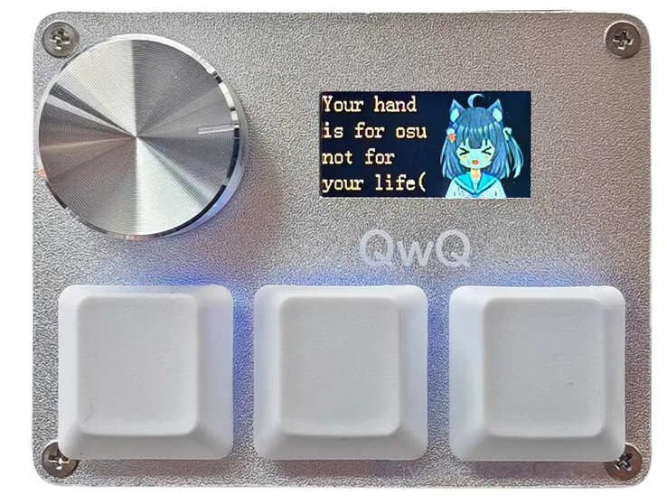 Vista frontale di SayoDevice O3C con tre copritasti bianchi, una manopola in metallo spazzolato