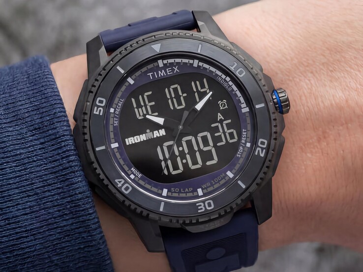 Orologio Timex Ironman Adrenaline ana-digi nero con cinturino blu scuro e corona con dettagli blu, raffigurato al polso.