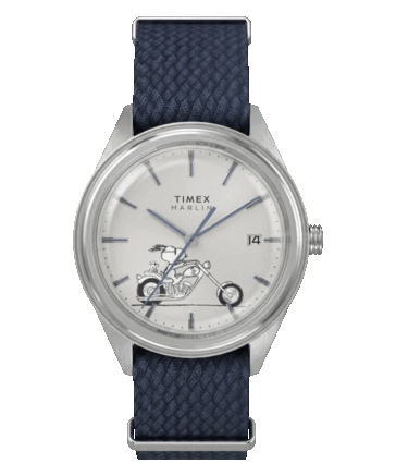 Vista frontale dell’orologio Peanuts x Timex Marlin Jet Automatic Easy Rider con quadrante bianco-argento raffigurante Snoopy in sella a una motocicletta, indici e lancette blu, vetro Hesalite bombato,