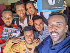 Mohammed (a destra) nel suo internet café, 