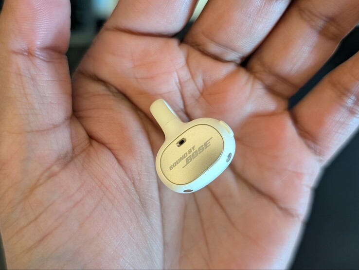 Un primo piano che mostra il lato che va all'esterno dell'orecchio