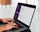 Mani che digitano su un laptop con un'applicazione di chat aperta