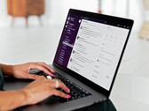 Mani che digitano su un laptop con un'applicazione di chat aperta