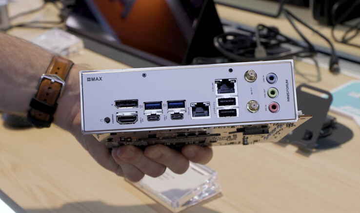 Il modello BD395i Max include una rete Ethernet da 10 Gbps e due porte USB4. (Fonte immagine: PCWorld)