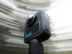 La GoPro Max 2 in cima ad un accessorio treppiede ufficiale. (Fonte immagine: via Igor Bogdanov)
