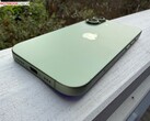 Un primo piano dell'iPhone 17 verde che mostra la porta di ricarica USB-C e il modulo della fotocamera (Fonte: Notebookcheck)