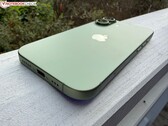 Un primo piano dell'iPhone 17 verde che mostra la porta di ricarica USB-C e il modulo della fotocamera (Fonte: Notebookcheck)