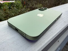 Un primo piano dell'iPhone 17 verde che mostra la porta di ricarica USB-C e il modulo della fotocamera (Fonte: Notebookcheck)