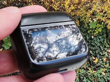 La custodia di ricarica tende a essere un po' riflettente in certe condizioni di luce (fonte: Notebookcheck)