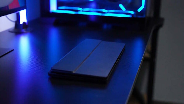 Questo dispositivo può essere chiuso e aperto come un normale computer portatile a conchiglia