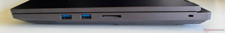 A destra: 2x USB-A 3.2 Gen 1 (5 GBit/s), lettore di schede SD, blocco Kensington NanoSaver