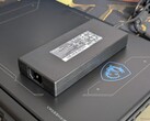 Il portatile MSI può assorbire fino a 250 W durante l'utilizzo in modalità gaming, sebbene l'alimentatore sia progettato per una potenza nominale di soli 240 W