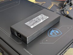 Il portatile MSI può assorbire fino a 250 W durante l'utilizzo in modalità gaming, sebbene l'alimentatore sia progettato per una potenza nominale di soli 240 W