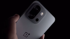Il OnePlus 13T, un telefono compatto di punta lanciato all'inizio di quest'anno. (Fonte: OnePlus)