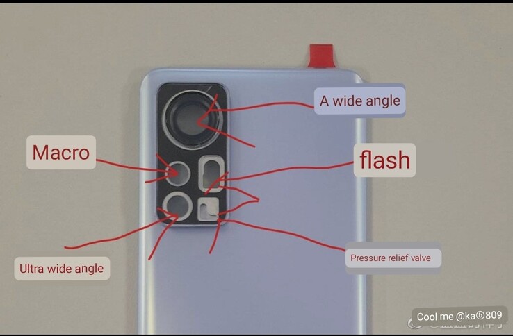 Un presunto hands-on del pannello posteriore dello Xiaomi 12. (Fonte immagine: @yabhishekhd)