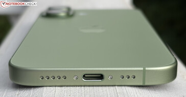 In basso: altoparlante, USB-C 2.0, microfono