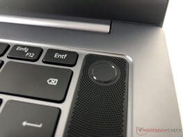 Il pulsante di accensione e il sensore di impronte digitali si trovano a destra della tastiera