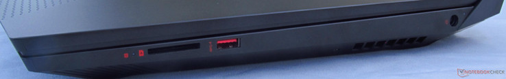 Lato Destro: lettore SD Card, USB 3.0 (Gen 1) Type-A, DC in