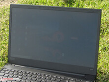 Il ThinkPad all'aperto (imagine scattata alla luce diretta del sole).
