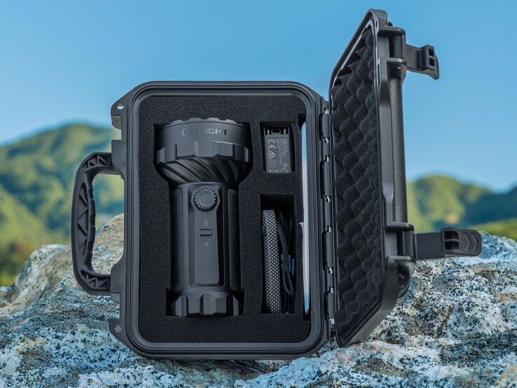 L’Olight Marauder 3 viene fornita con una custodia per la torcia e gli accessori.