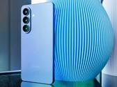 L’iPhone 17 di Apple e il Galaxy S26 raffigurato nella foto sono tra i protagonisti della tendenza degli smartphone di fascia alta